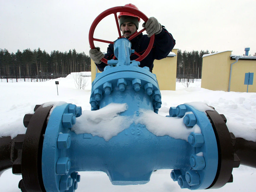 عامل روسي يفحص الصمامات في منشأة غازبروم الروسية قرب بلدة كاسموف جنوبي موسكو - REUTERS