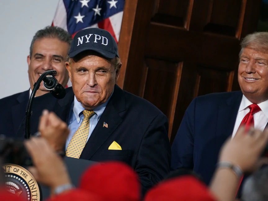 الرئيس الأميركي السابق دونالد ترمب ومحاميه رودي جولياني في بيدمينستر بنيو جيرسي. - REUTERS