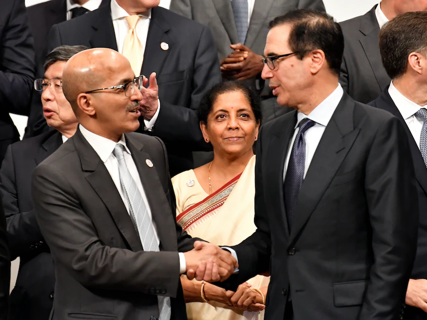 وزير الخزانة الأميركي ستيفن منوشين ووزير المالية السعودي محمد الجدعان خلال قمة العشرين في اليابان - 9 يونيو 2019 - AFP