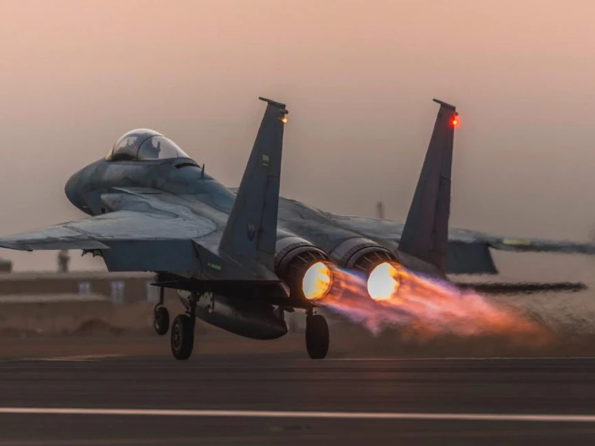 طائرة مقاتلة من طراز "إف-15" لحظة إقلاعها - Twitter/@modgovksa