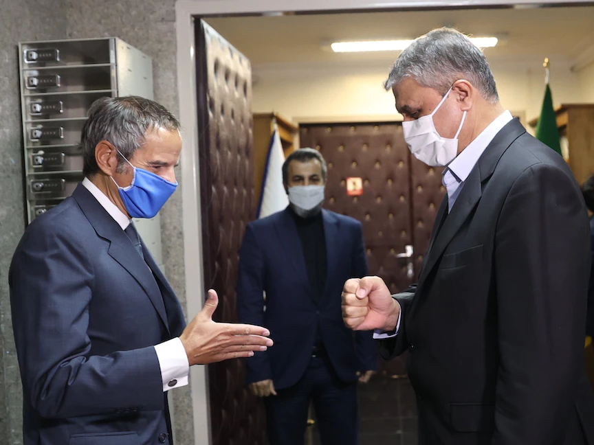 رئيس الوكالة الدولية للطاقة الذرية رفائيل جروسي ورئيس منظمة الطاقة الذرية الإيرانية محمد إسلامي خلال مؤتمر صحافي في طهران - 12 سبتمبر 2021 - twitter@KianSharifi