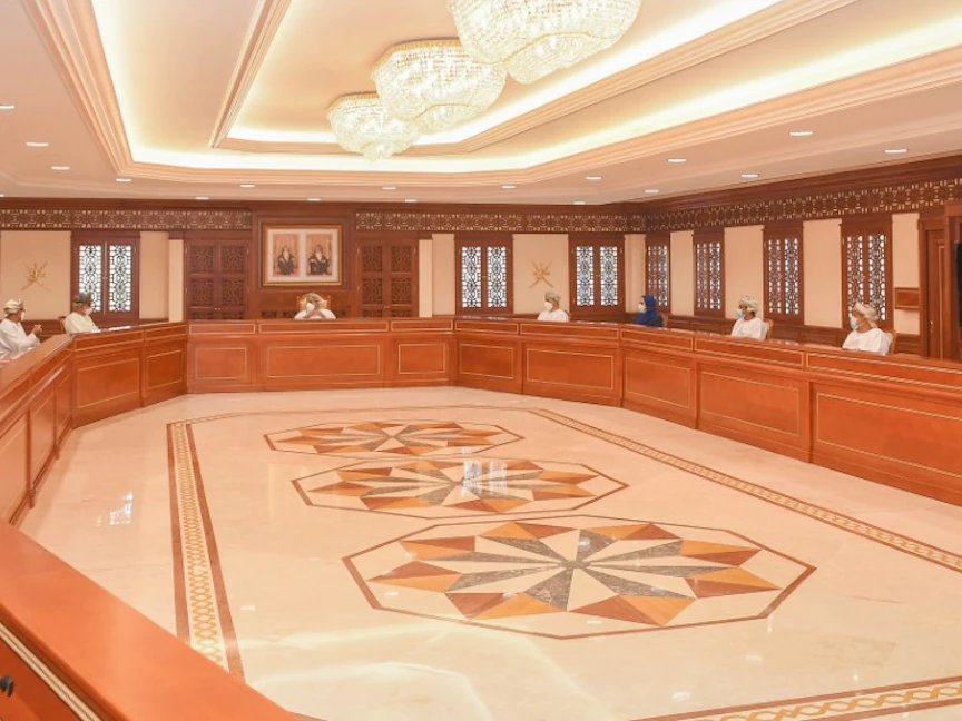 جانب من اجتماع اللجنة العليا المكلفة ببحث آلية التعامل مع التطوّرات الناتجة عن انتشار فيروس كورونا في سلطنة عمان - وكالة الأنباء العمانية