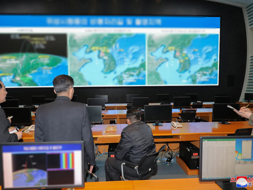 الزعيم الكوري الشمالي كيم جونج أون يتفقد الإدارة الوطنية لتطوير الفضاء بعد اختبارات لنظام الأقمار الصناعية في بيونج يانج. 10 مارس 2022 - REUTERS