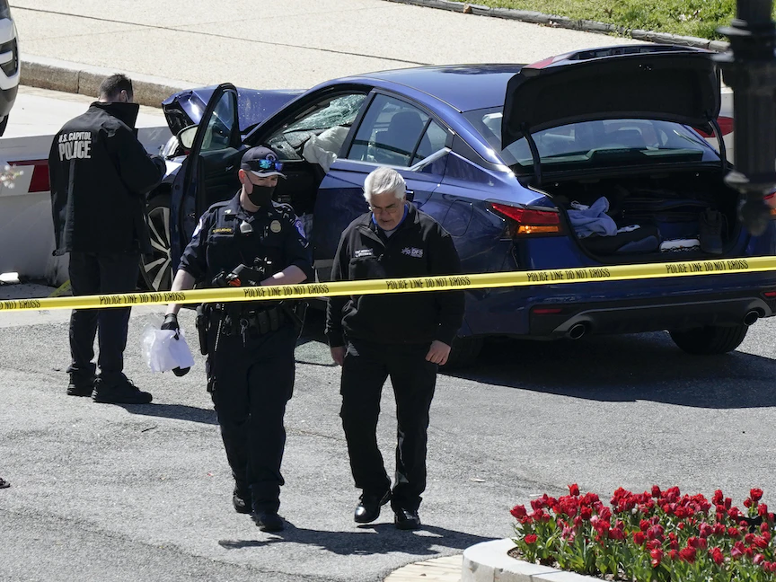 عناصر من الشرطة قرب سيارة اصطدمت بحاجز أمني عند مبنى الكابيتول الأميركي، 2 أبريل 2021 - AP