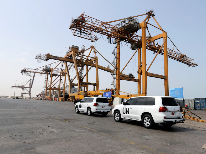 سيارات تابعة للأمم المتحدة في طريقها إلى ميناء صليف في الحديدة. اليمن - REUTERS