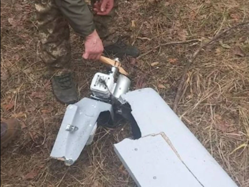 جندي أوكراني يعاين قطعاً من المسيرة الصينية "موجين-5". 16 مارس 2023 - @TDF_UA