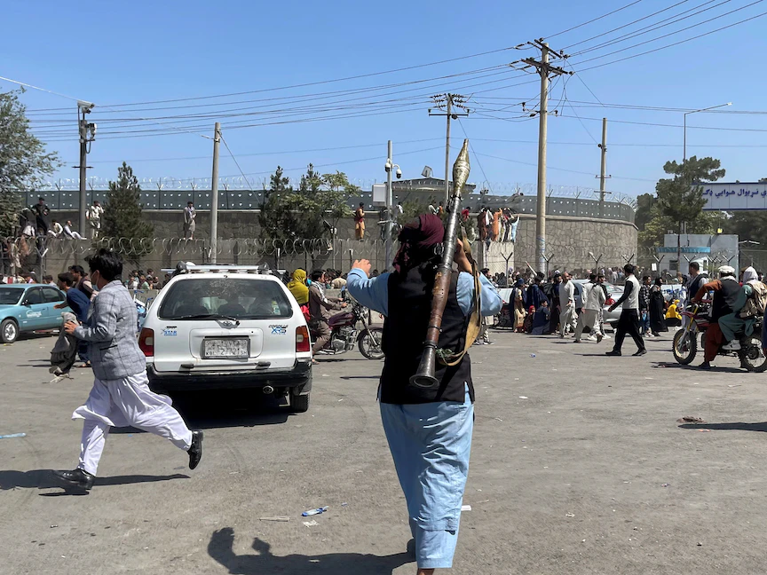 أحد أفراد قوات طالبان أمام مطار حامد كرزاي الدولي في كابول - أفغانستان - 16 أغسطس 2021 - REUTERS