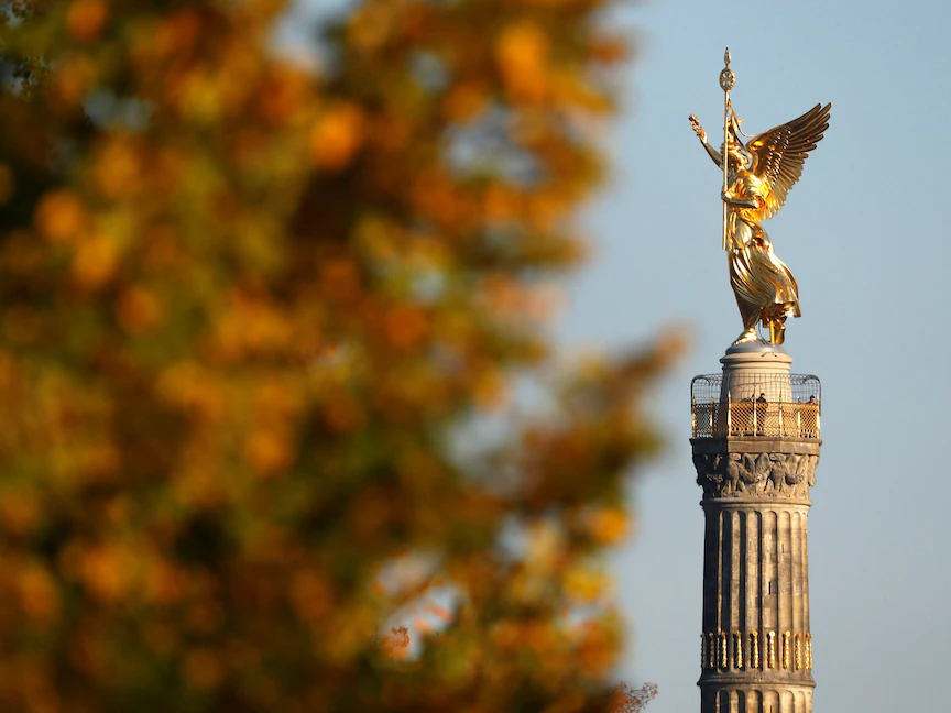 التمثال الذهبي لفيكتوريا فوق عمود النصر في برلين - REUTERS