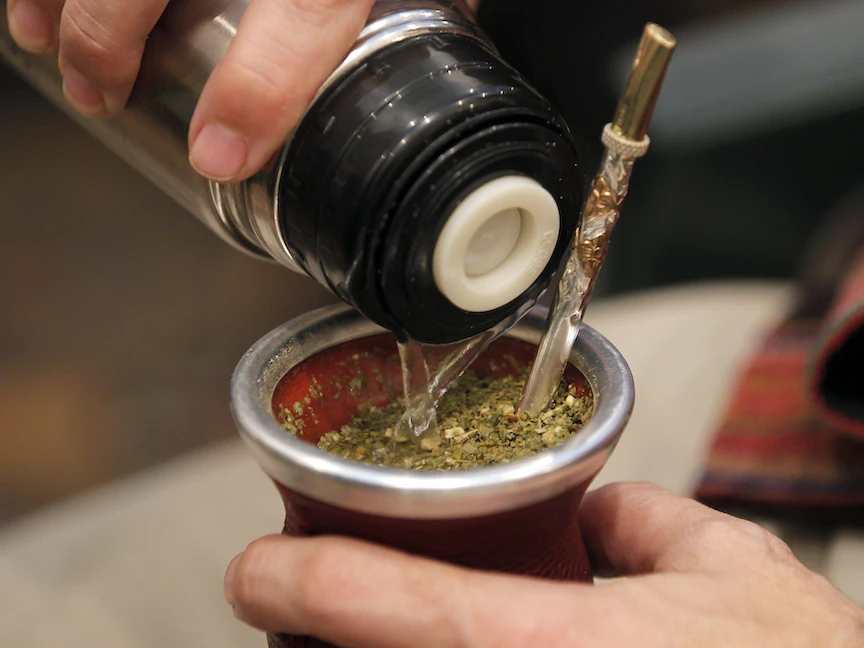 رجل يقوم بتحضير مشروب المتة في العاصمة الأرجنتينية بوينس آيرس- 20 يوليو 2010 - REUTERS