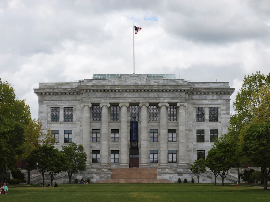 كلية الطب بجامعة هارفارد في منطقة لونجوود في بوسطن بولاية ماساتشوستس الأميركية. 15 مايو 2022 - REUTERS