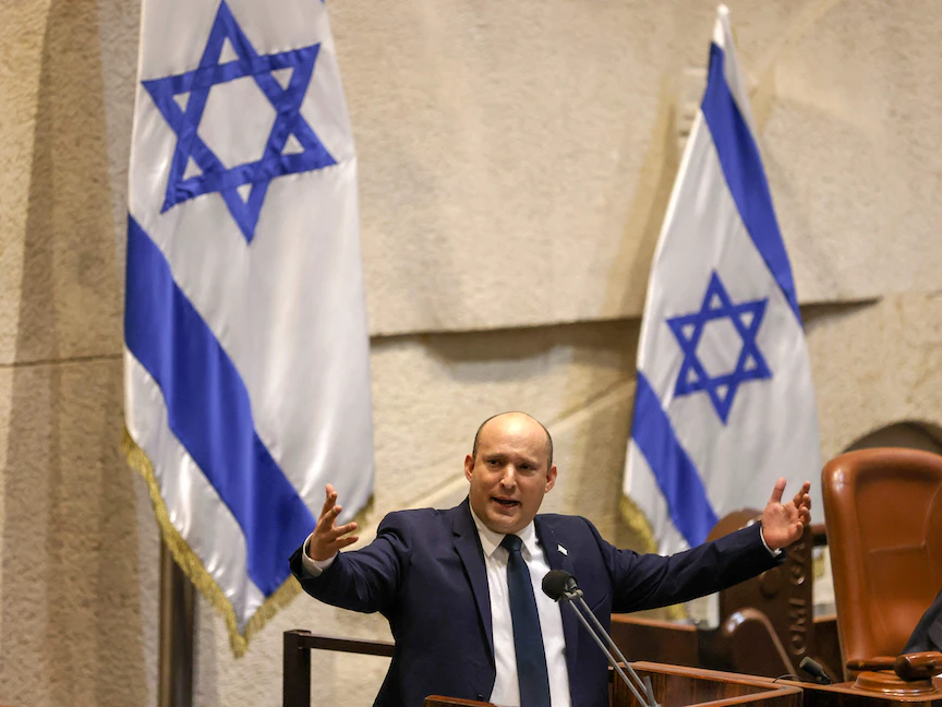 رئيس الوزراء الإسرائيلي نفتالي بينيت يتحدث خلال جلسة مكتملة النصاب ويصوت على موازنة العام 2021. 3 نوفمبر 2021 - AFP