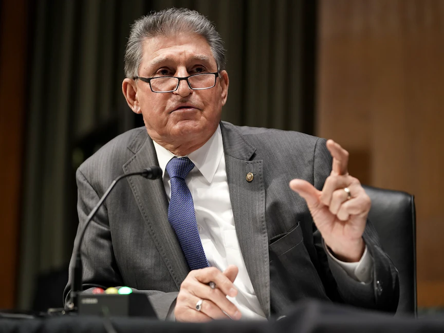 السيناتور الديمقراطي جو مانشين خلال جلسة استماع في مجلس الشيوخ - 19 يناير 2021 - Bloomberg