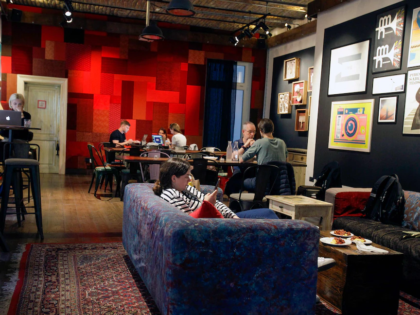 لاجئون أوكرانيون في مركز للاجئين بالعاصمة المجرية بودابست - 5 مايو 2022 - AFP