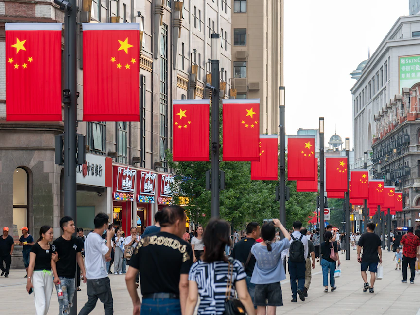 أعلام صينية بأحد شوارع مدينة شنغهاي في احتفالات بمئوية الحزب الشيوعي الحاكم في البلاد - 15 يونيو 2021 - Getty Images