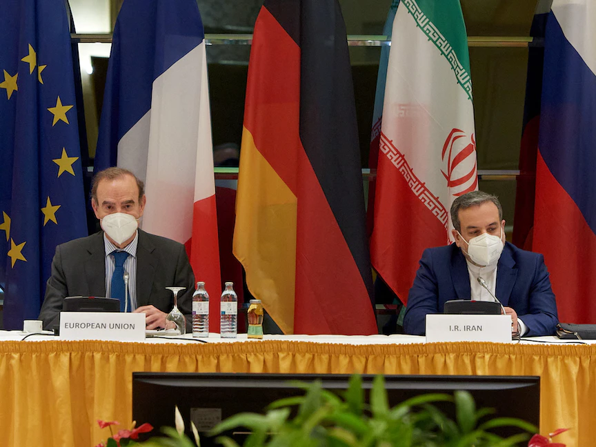 نائب وزير الخارجية الإيراني عباس عراقجي (يمين) ومدير الشؤون السياسية في الاتحاد الأوروبي إنريكي مورا خلال محادثات فينا، 1 مايو 2021 - via REUTERS