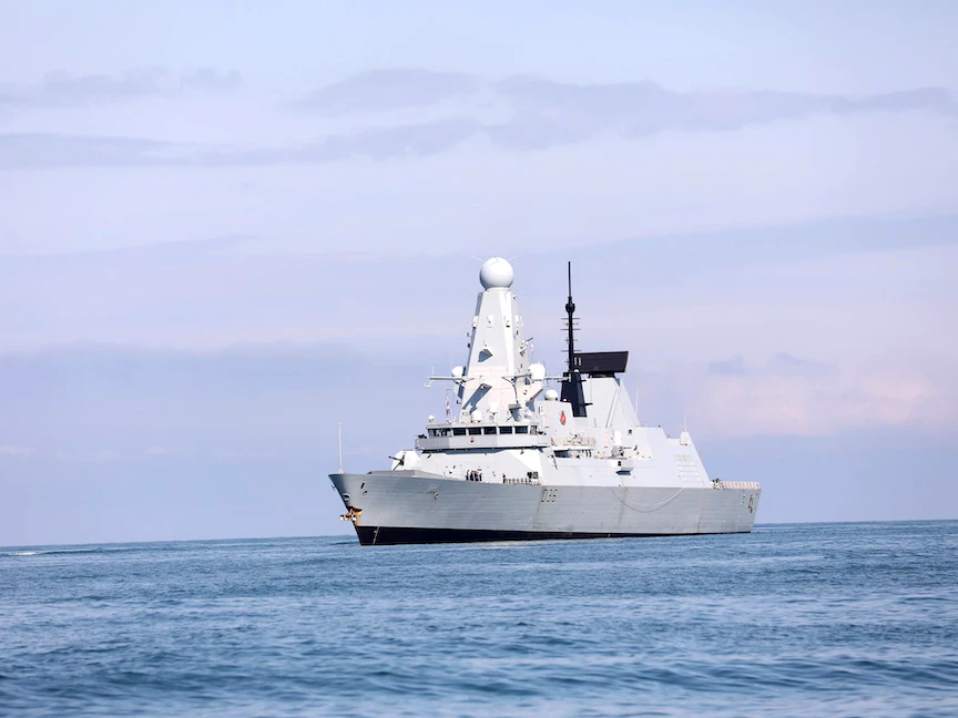 المدمّرة البريطانية "إتش إم إس ديفندر" تقترب من ميناء باتومي الجورجي على البحر الأسود - 26 يونيو 2021 - REUTERS