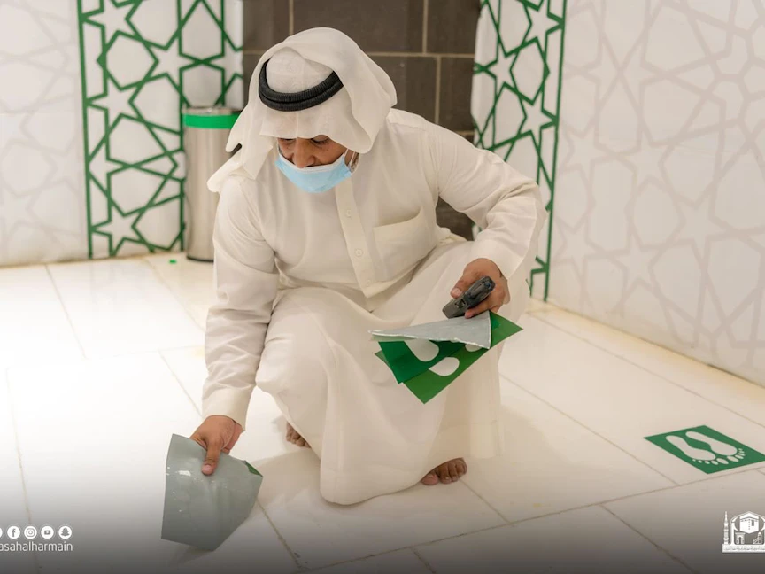 عمليات إزالة ملصقات التباعد الاجتماعي من جميع المواقع بالمسجد الحرام استعداداً لصلاة الفجر - 6 مارس 2022 - واس