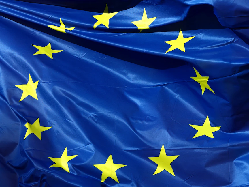 علم الاتحاد الأوروبي يرفرف خارج مقر المفوضية الأوروبية في بروكسل. 1 فبراير 2023 - REUTERS