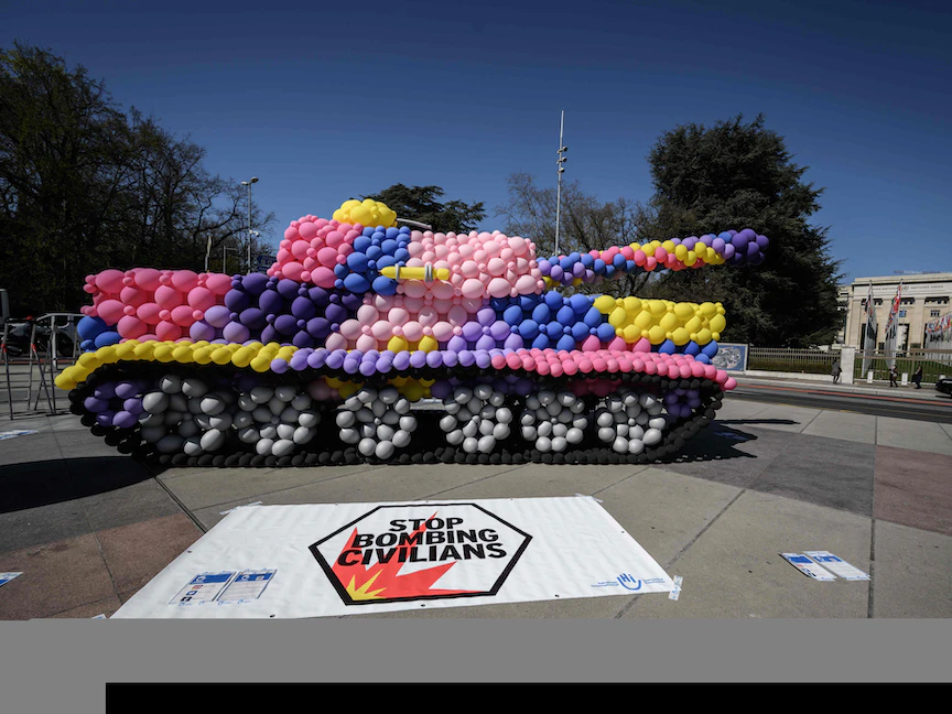 دبابة البالونات أمام مكتب الأمم المتحدة احتجاجاً على حرب أوكرانيا