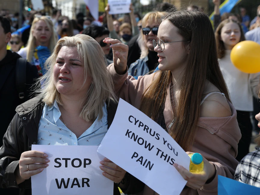 خلال احتجاج على الغزو الروسي لأوكرانيا، أمام قصر الرئاسة في نيقوسيا - 26 فبراير 2022 - REUTERS