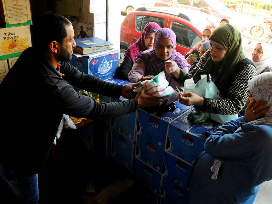 مصريون أمام جمعية تعاونية في العاصمة القاهرة - REUTERS