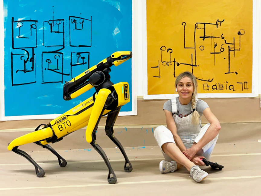 الفنانة البولندية الأميركية Agnieszka Pilat برفقة كلبها الفنان. 5 أبريل 2023 - pilatart.com