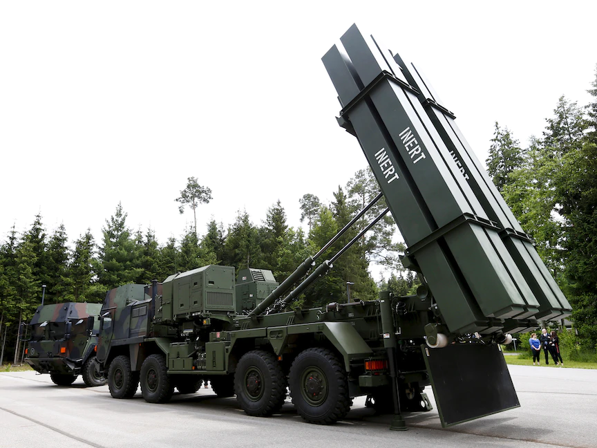 نظام الدفاع الجوي (MEADS) الذي تشترك إيطاليا في إنتاجه خلال عرض تقديمي في شروبنهاوزن بألمانيا. 25 يونيو 2015. - REUTERS