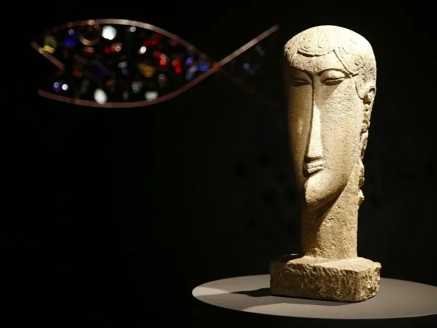 عمل بعنوان "رأس" للرسام موديلياني (1910-1912) في دار "كريستيز" نيويورك. - christies.com