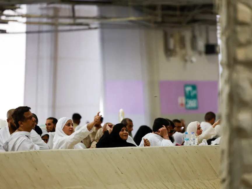الحجاج يرمون الجمرات في أول أيام التشريق