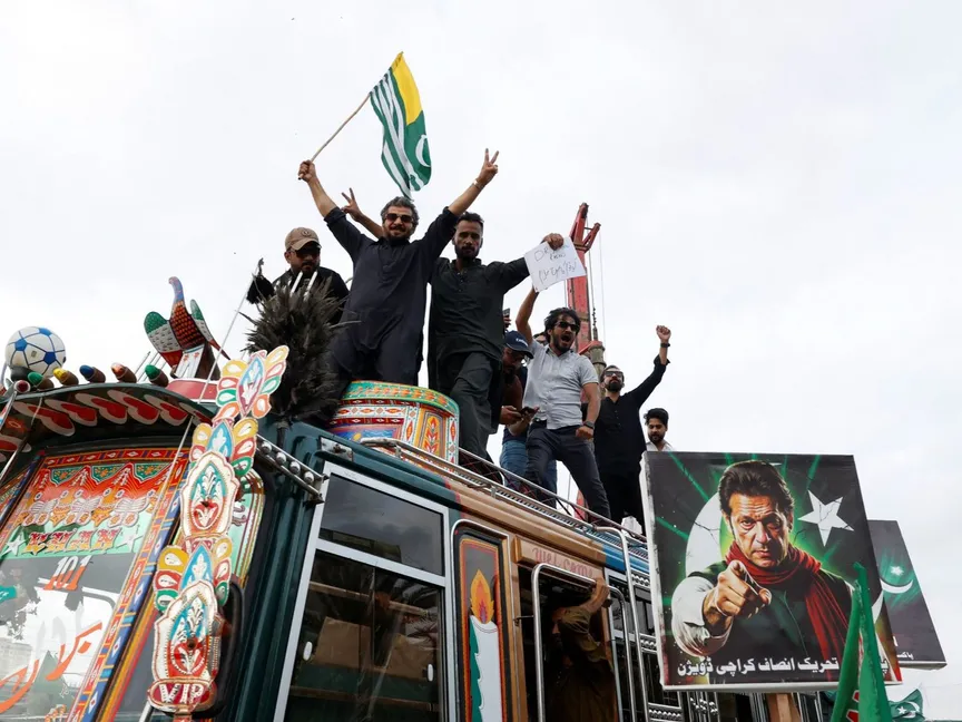 أنصار رئيس الوزراء الباكستاني السابق عمران خان وحزبه، حركة الإنصاف الباكستانية (PTI)، يقفون فوق شاحنة صغيرة خلال احتجاج على مستوى البلاد يطالب بالإفراج عن خان في الذكرى الثانية لسجنه في كراشي باكستان. 5 أغسطس 2025 - REUTERS