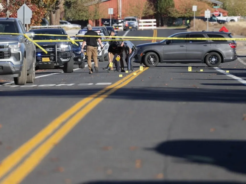 فرق الطوارئ في موقع حادث إطلاق نار بمدرسة "سيلفر ريل" الابتدائية بمدينة بند في ولاية أوريجون الأميركية. 15 أكتوبر 2026 - REUTERS