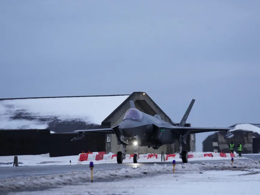 مقاتلة من طراز F-35 تابعة لسلاح الجو النرويجي تقلع من مطار كيفلافيك في آيسلندا. 1 فبراير 2024 - AFP