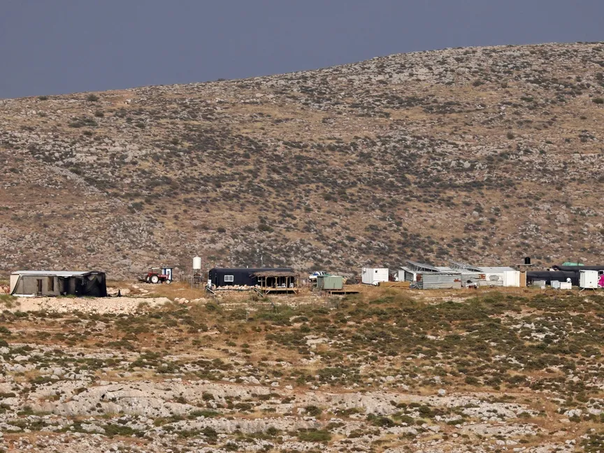 بؤرة استيطانية إسرائيلية تقف على قمة تل بالقرب من قرية دير جرير الفلسطينية شرق مدينة رام الله بالضفة الغربية المحتلة، 25 أبريل 2024 - AFP