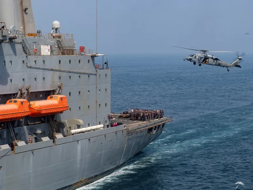 مروحية أميركية تقترب من سفينة الإمدادات USNS Big Horn قبالة في منطقة الخليج العربي. 24 يوليو 2019 - Reuters