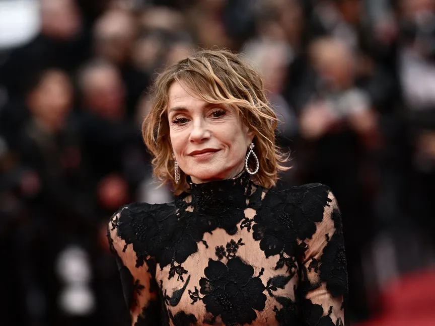 الممثلة الفرنسية إيزابيل هوبرت تصل لعرض فيلم “Killers of the Flower Moon” خلال الدورة الـ 76 لمهرجان كان السينمائي في مدينة كان، فرنسا، 20 مايو 2023. - AFP