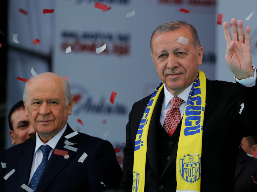 الرئيس التركي أردوغان وزعيم حزب الحركة القومية بهجلي يستقبلان أنصارهما خلال تجمع انتخابي في أنقرة، 23 مارس 2019 - REUTERS