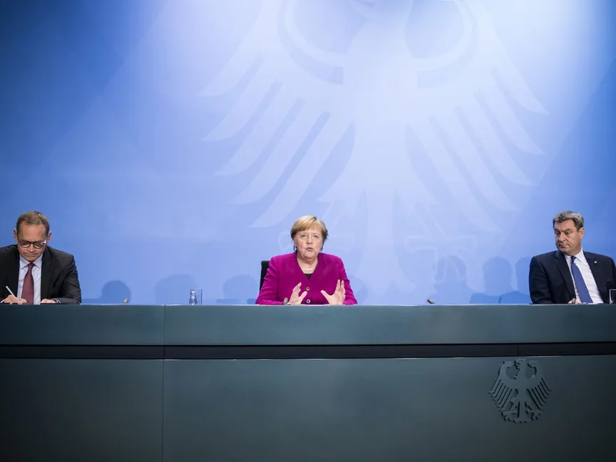 المستشارة الألمانية أنغيلا ميركل خلال الاجتماع مع زعماء الولايات الألمانية، 14 أكتوبر 2020 - AFP