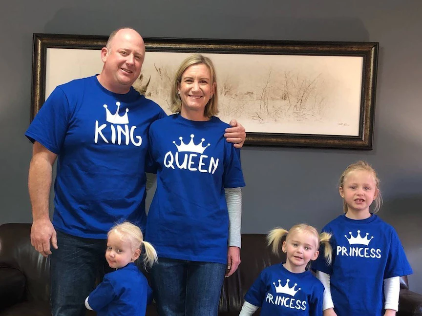 لورين ديكاسون مع زوجها وبناتها ليان ومايا وكارلا - Facebook / @laurendickason