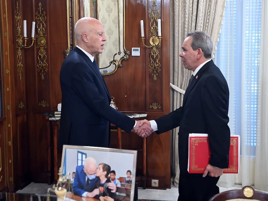 الرئيس التونسي قيس سعيد خلال استقباله رئيس الحكومة أحمد الحشاني في قصر قرطاج بالعاصمة تونس. 21 أغسطس 2023 - https://www.facebook.com/photo/?fbid=686746460150624&set=a.247622744063000&locale=ar_AR