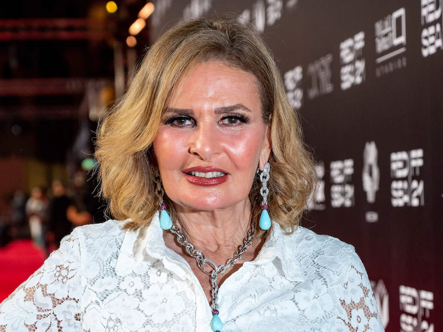 يسرا وعلى السجادة الحمراء لعرض فيلم "صالون هدى" في الدورة الأولى لمهرجان البحر الأحمر السينمائي - جدة - 7 ديسمبر 2021 - AFP