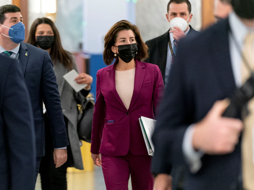 وزيرة التجارة الأميركية جينا رايموندو خلال التوجه إلى جلسة استماع بمجلس الشيوخ- 1 فبراير 2022 - REUTERS