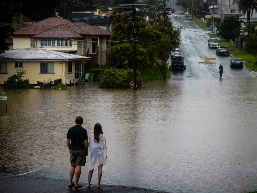 المياه تغمر أحد الشوارع في ولاية كوينزلاند شمال شرق أستراليا - AFP
