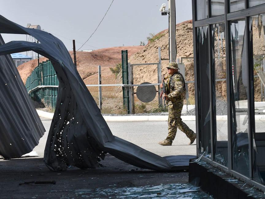 جندي قيرجيزي عند نقطة تفتيش حدودية محترقة قرب الحدود الطاجيكية في قرية كيزيل بيل - 19 سبتمبر 2022 - AFP