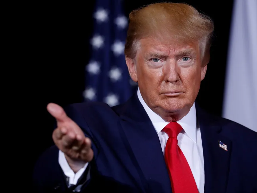 صورة من الأرشيف: الرئيس الأمريكي ترامب يلمح نحو الصحفيين خلال لقائه مع رئيس الوزراء الياباني آبي يلتقي في مدينة نيويورك ، نيويورك - REUTERS