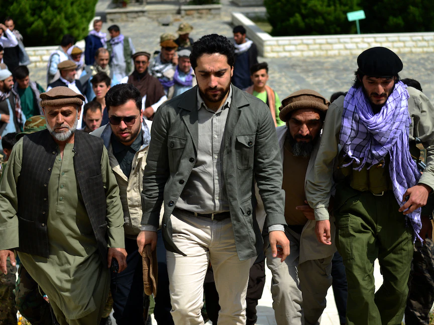 أحمد مسعود زعيم "جبهة المقاومة الوطنية" الأفغانية عند قبر والده في ولاية بنجشير- 5 يوليو 2021 - AFP