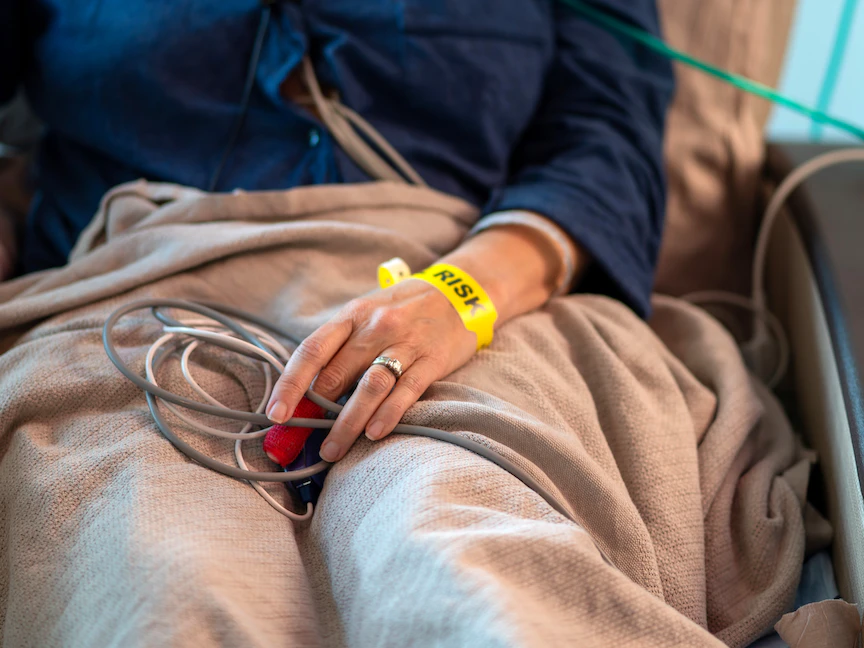 سيدة أميركية مصابة بالسرطان تتلقى العلاج بعد تلقيها عدوى كورونا في ولاية لويزيانا - 10 أغسطس 2021 - REUTERS