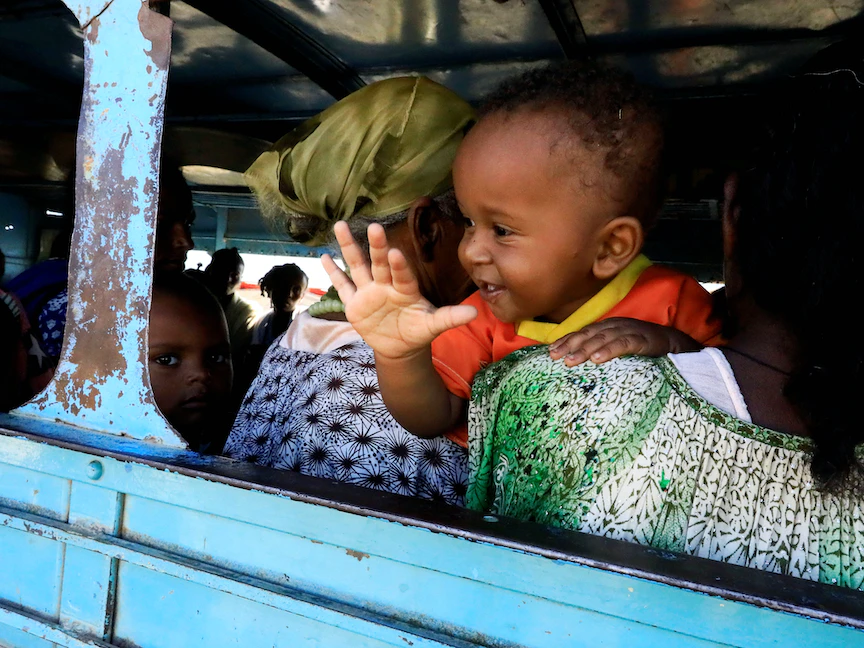 طفل وأمه يفران إلى السودان هرباً من القتال في إثيوبيا 14-12-2020. - REUTERS