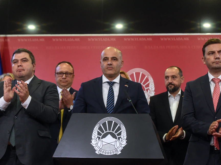 رئيس وزراء مقدونيا الشمالية ديميتار كوفاتشيفسكي خلال مؤتمر صحافي في العاصمة سكوبيه - 16 يوليو 2022 - AFP