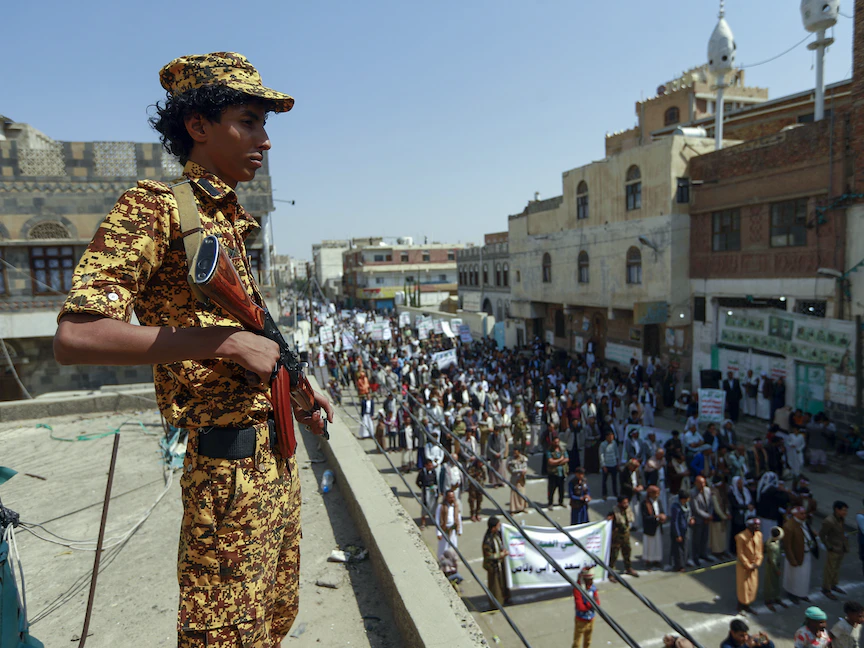 مقاتل من الحوثيين خلال مظاهرة للحركة في صنعاء - AFP