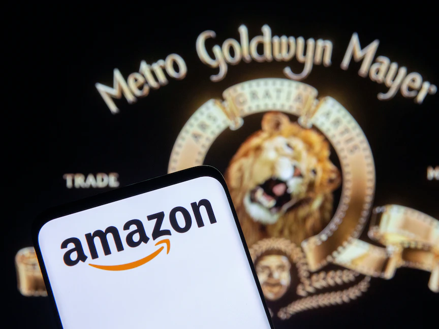 شعار شركتي "مترو غولدوين ماير" و"أمازون" - REUTERS